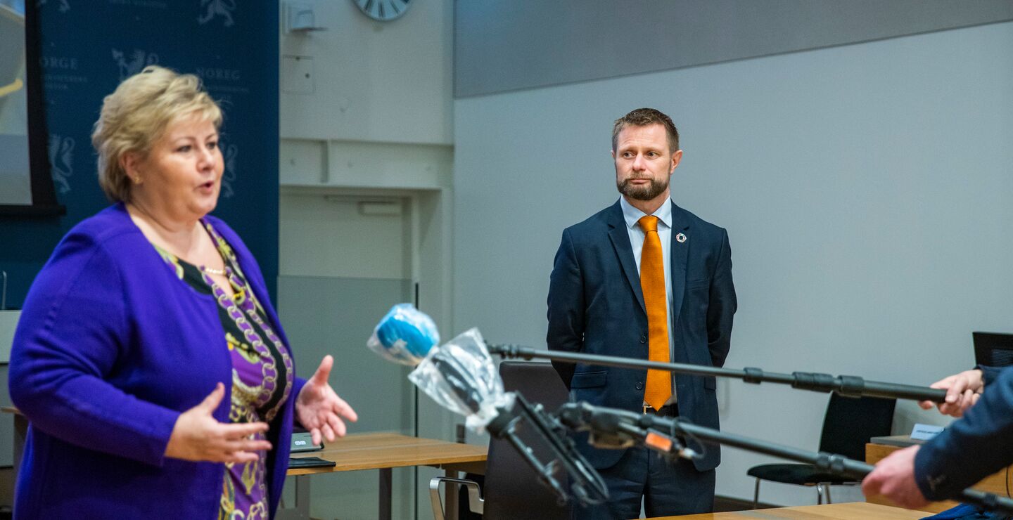De to viktigste tiltakene for å hjelpe bedrifter gjennom koronakrisen lider av et alvorlig problem: Støtte er betinget av lav verdiskaping, skriver Gisle James Natvik i kronikken. Her Erna Aolbergog Bent Høie som snakker med pressen. Foto: Håkon Mosvold Larsen).