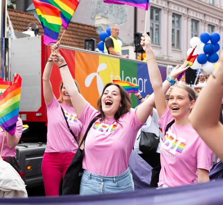 To jenter som går med BI i Pride-paraden 2025