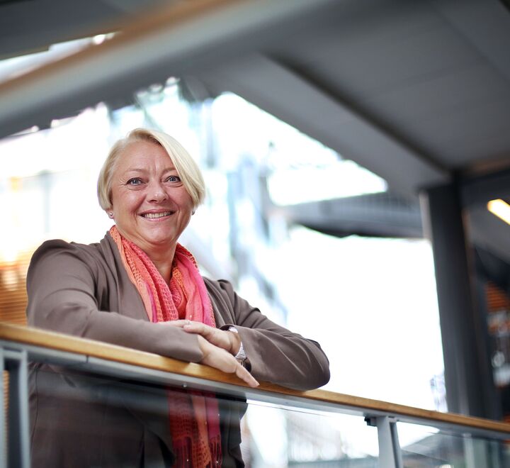 Professor Ragnhild Kvålshaugen (bildet) belyser hva som kreves av ledere for å skape produktivt samarbeid på tvers organisasjonsgrenser.