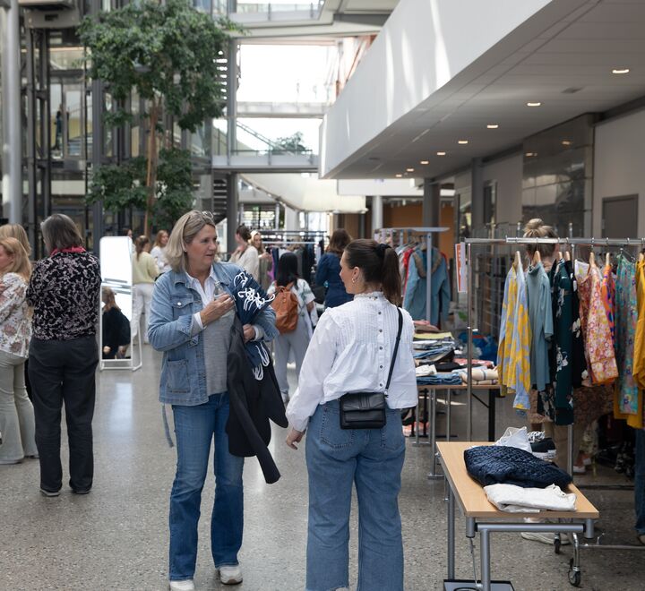 Two people standing at the second-hand market in Spring 2024