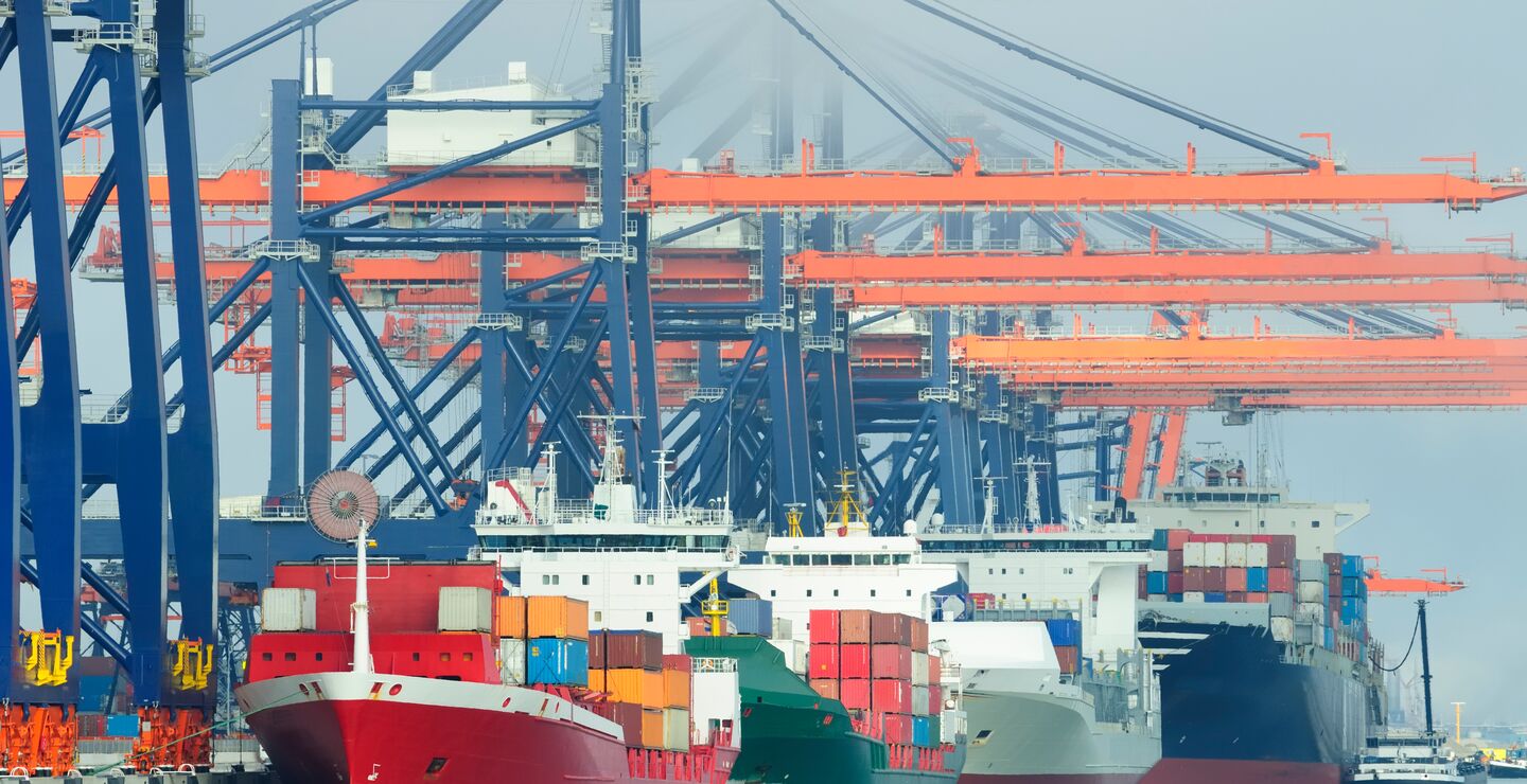 Illustrasjonsbilde av skip som venter på lossing ved en havn