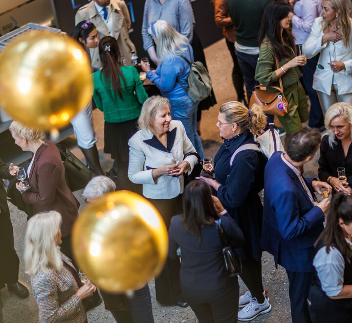 Alumnidagen 2025 - bilde av folk som mingler