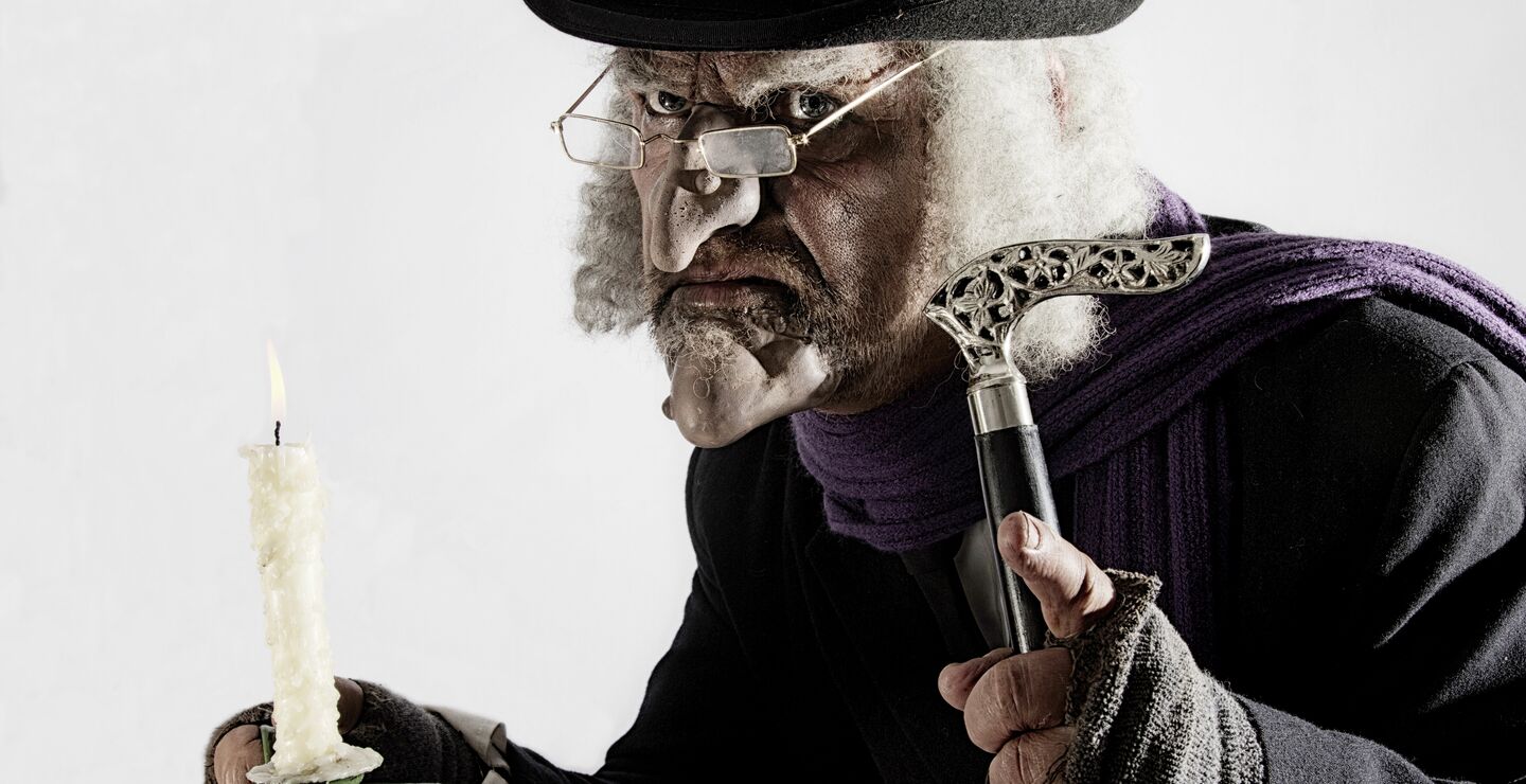 En eldre mann i et victoriansk kostyme.