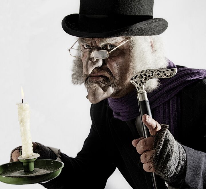 En eldre mann i et victoriansk kostyme.