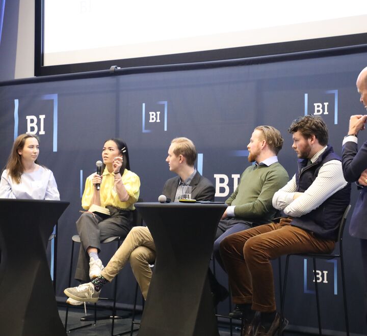 Bilde av studenter som deltar i en paneldebatt