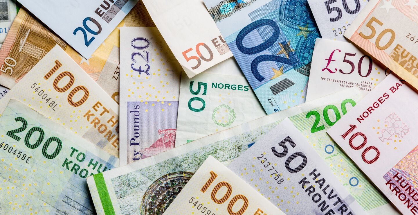 Valutamarkedet er enormt - daglig handles det for cirka 2000 milliarder amerikanske dollar.