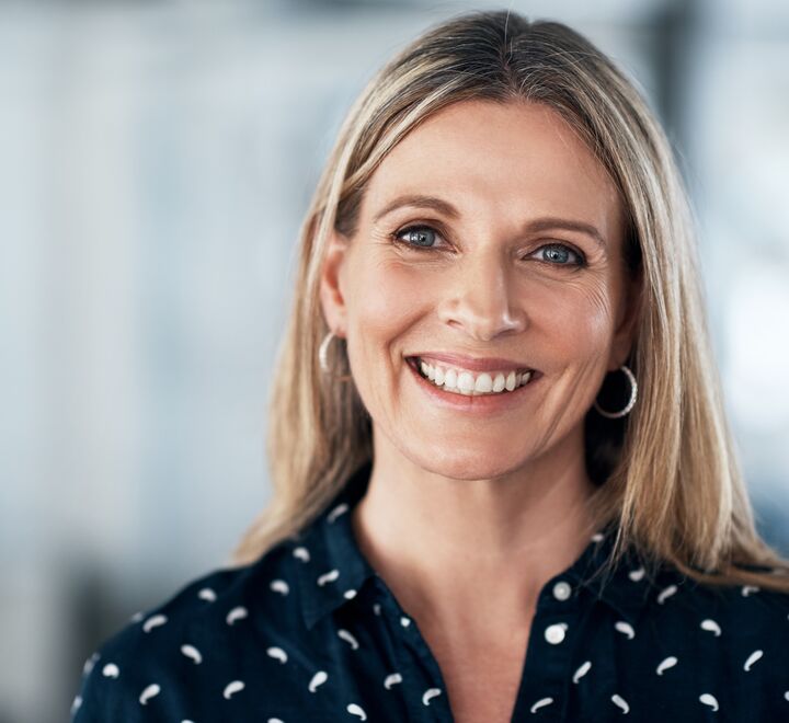 Nært portrett av en smilende dame.