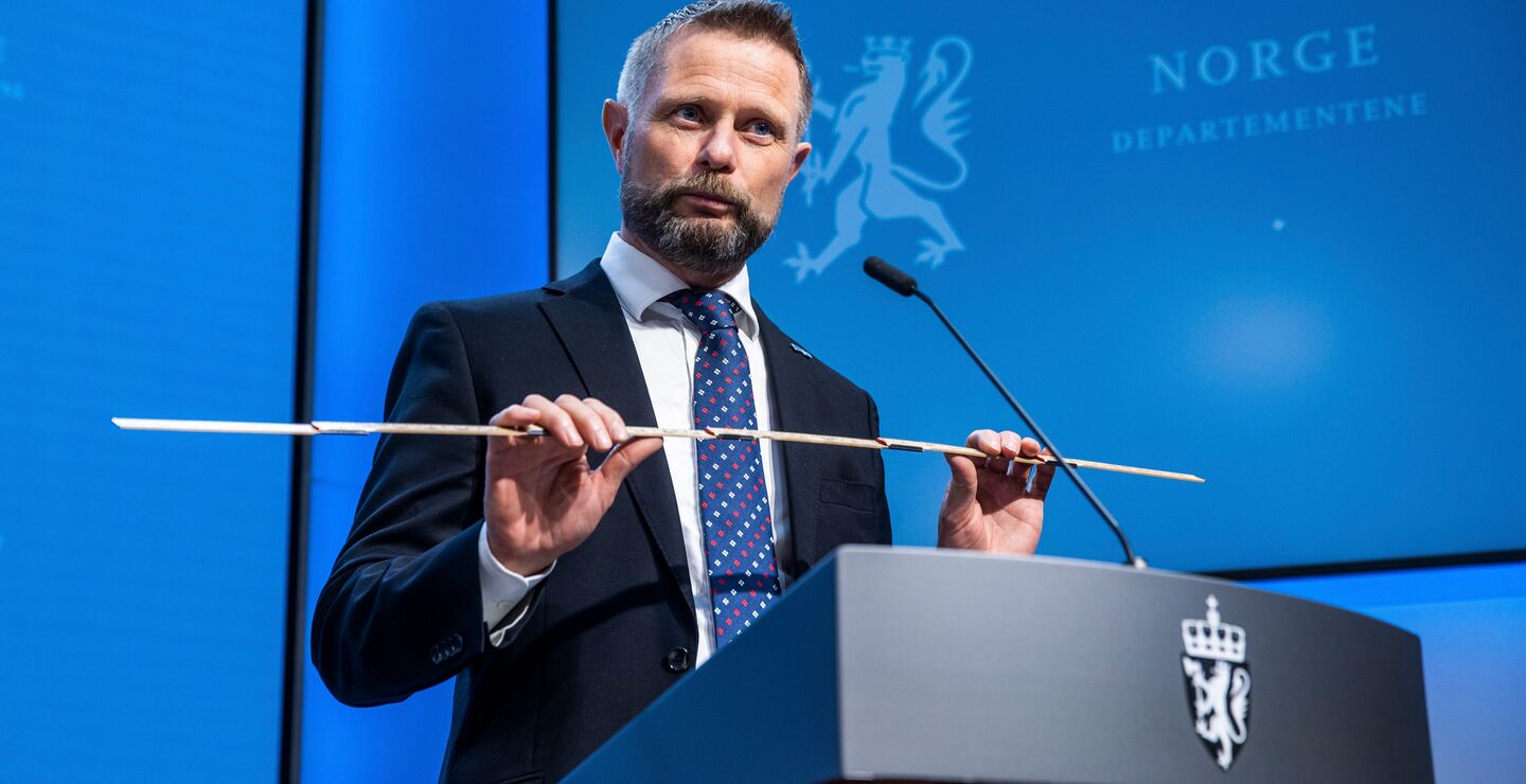 Bent Høie demonstrerer meteren