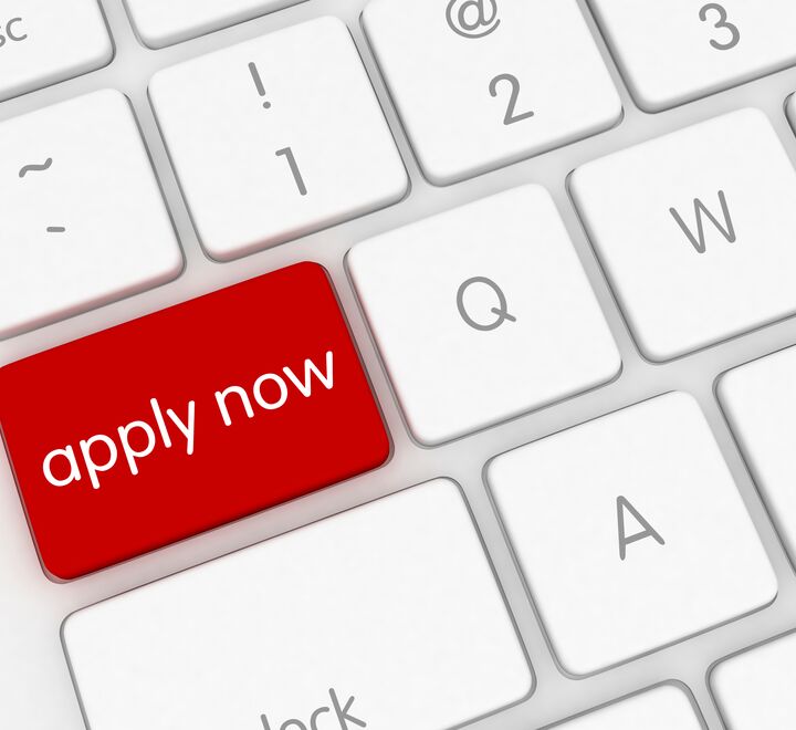Red button with the text "apply now"