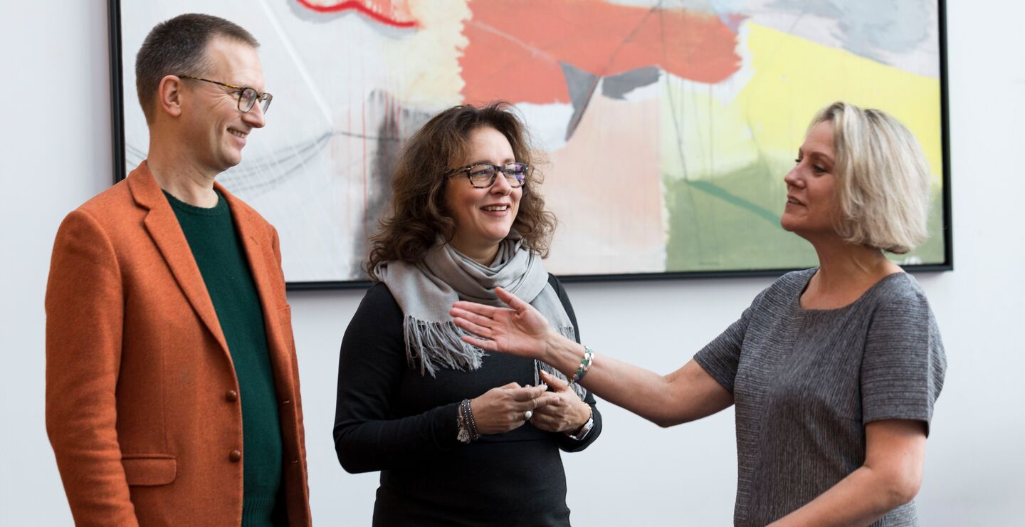 Sharing stories about personal achievements at work strengthens motivation, pride and mastery experience. (illustration photo of people talking).