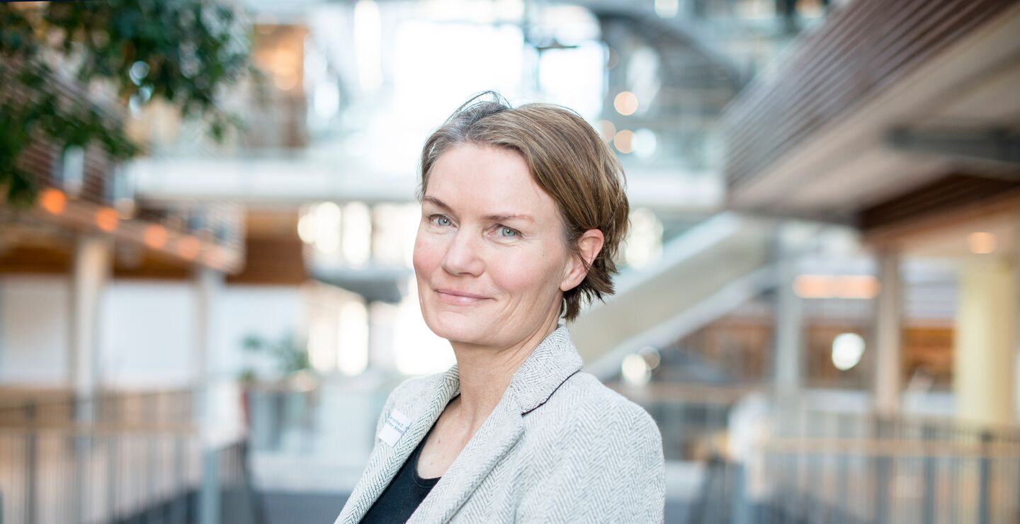 Stiftelser er så redde for tap at de setter pengene i banken selv om det kan betyr at de får mindre å dele ut til gode formål, indikerer studie fra BI. Nå stilles det økte krav til kapitalforvaltning i stiftelsene, fremholder Caroline Dale Ditlev-Simonsen (bildet).