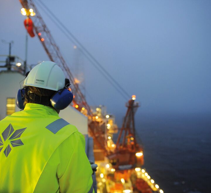 De store kostnadsoverskridelsene knyttet til Mongstad-prosjektet utgjorde en viktig erfaring for staten som eier i Statoil (nå Equinor), skriver artikkelforfatterne. (Foto: Statoil.)