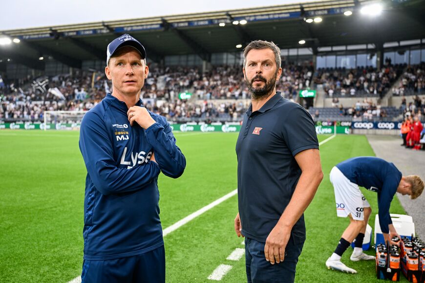 Vikings trenere Bjarte Lunde Aarsheim og Morten Jensen før kvalifiseringskampen i Conferenceligaen mellom Viking og Koper på Lyse arena. Foto: Carina Johansen / NTB