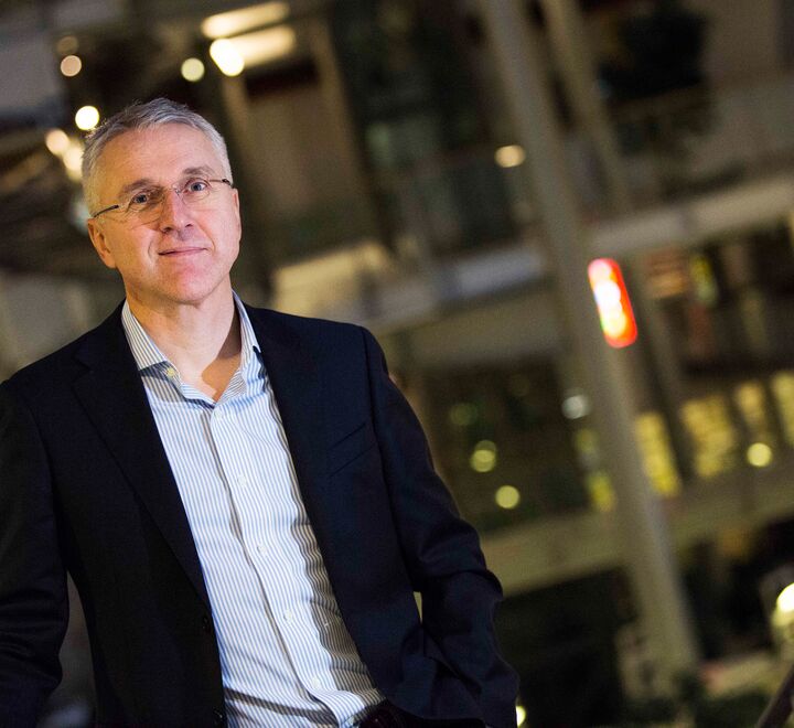 Bilde av en traktor som laster opp tømmer