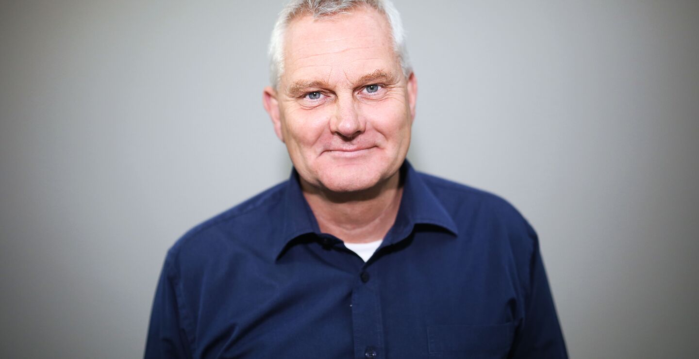 Er dårlige sjefer årsken til at medarbeidere skifter jobb? Eller er det bare en myte? (Illustrasjonfoto av sjef og medarbeidere).