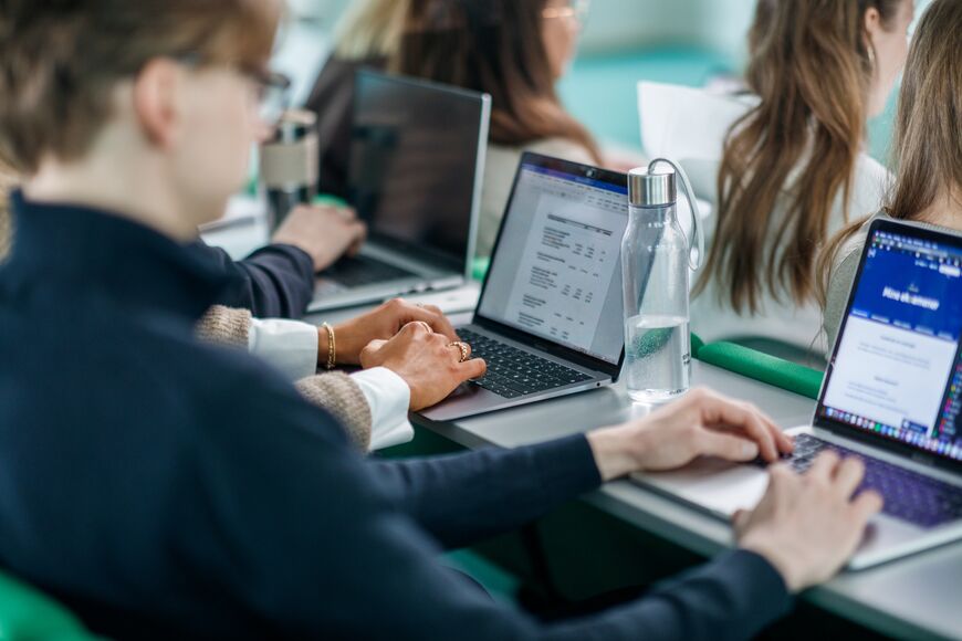 Studenter med laptop i forelesningssal