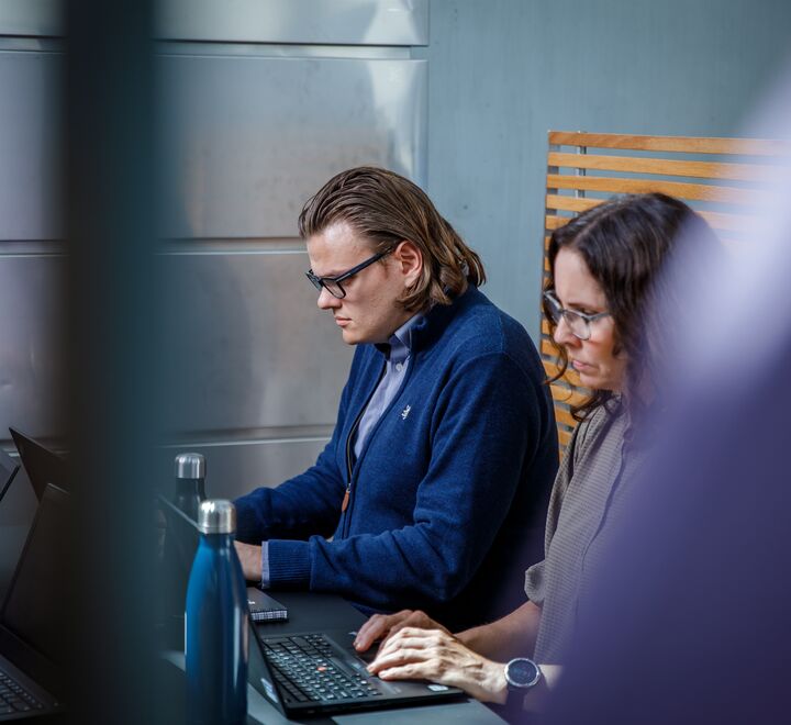 Bilde av to studenter som jobber