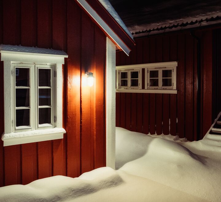 Gir en regjering et forhåndsvarsel om arveavgift fra neste årsskifte, vil det under mange juletrær ikke ligge slips, bøker og leker, men familieboliger, landsteder, bankkonti og aksjefond, skriver Ole Gjems-Onstad. (Foto: Rick Jones, Unsplash.com)