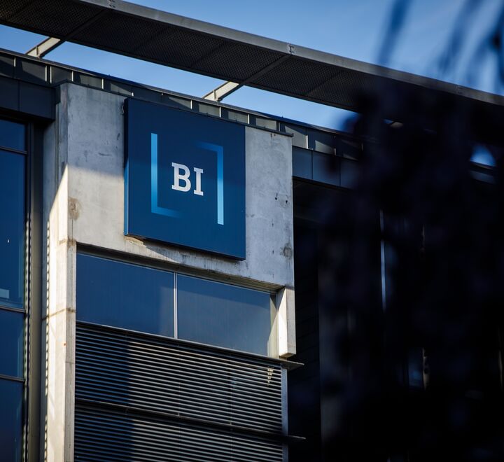 Outside of campus Oslo with focus on the BI logo.