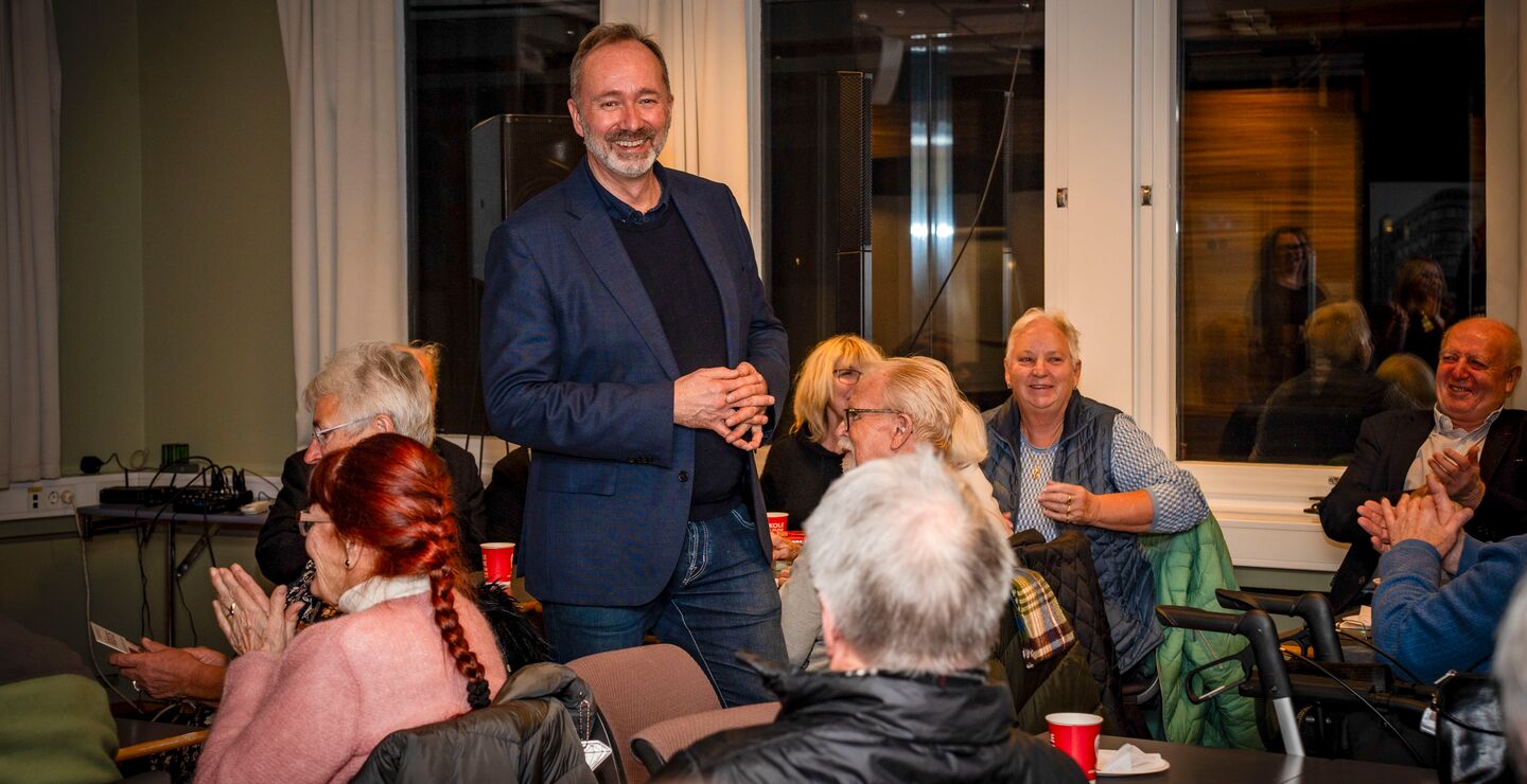 Trond Giske intervjues av forlagsredaktør Cathrine Sandnes under presentasjonen av boken "Verdt å slåss for"