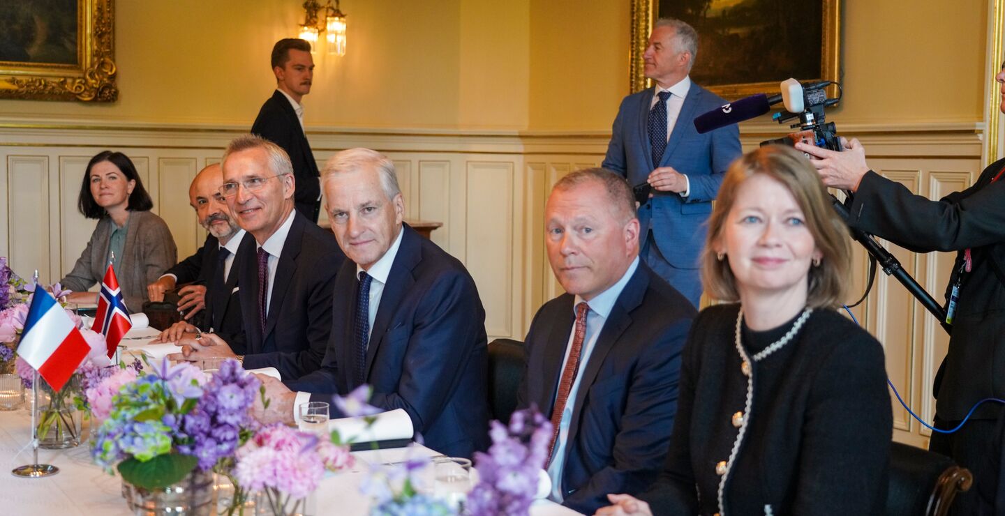 Jonas Gahr Støre, Jens Stoltenberg, Nikolai Tangen og Ida Wolden Bache under statsbesøket fra Emmanuel Macron