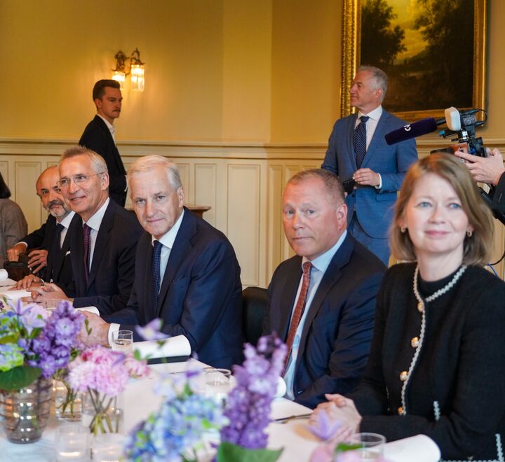 Jonas Gahr Støre, Jens Stoltenberg, Nikolai Tangen og Ida Wolden Bache under statsbesøket fra Emmanuel Macron