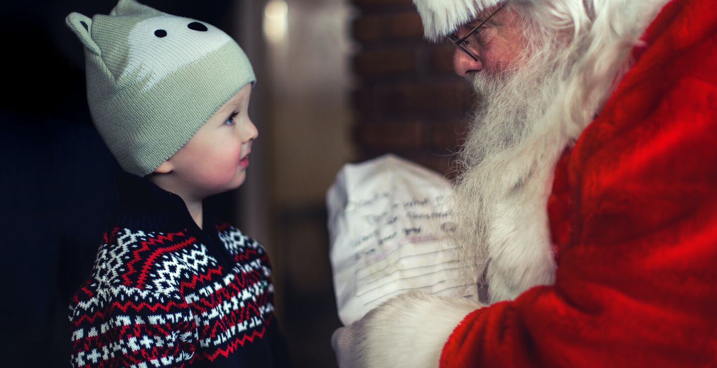 Troen på Julenissen sitter sterkt i oss alle og ikke bare ho sdenne gutten vi ser på bildet med julenissen, mener Jan Ketil Arnulf. (Foto:  Mike Arney on Unsplash)