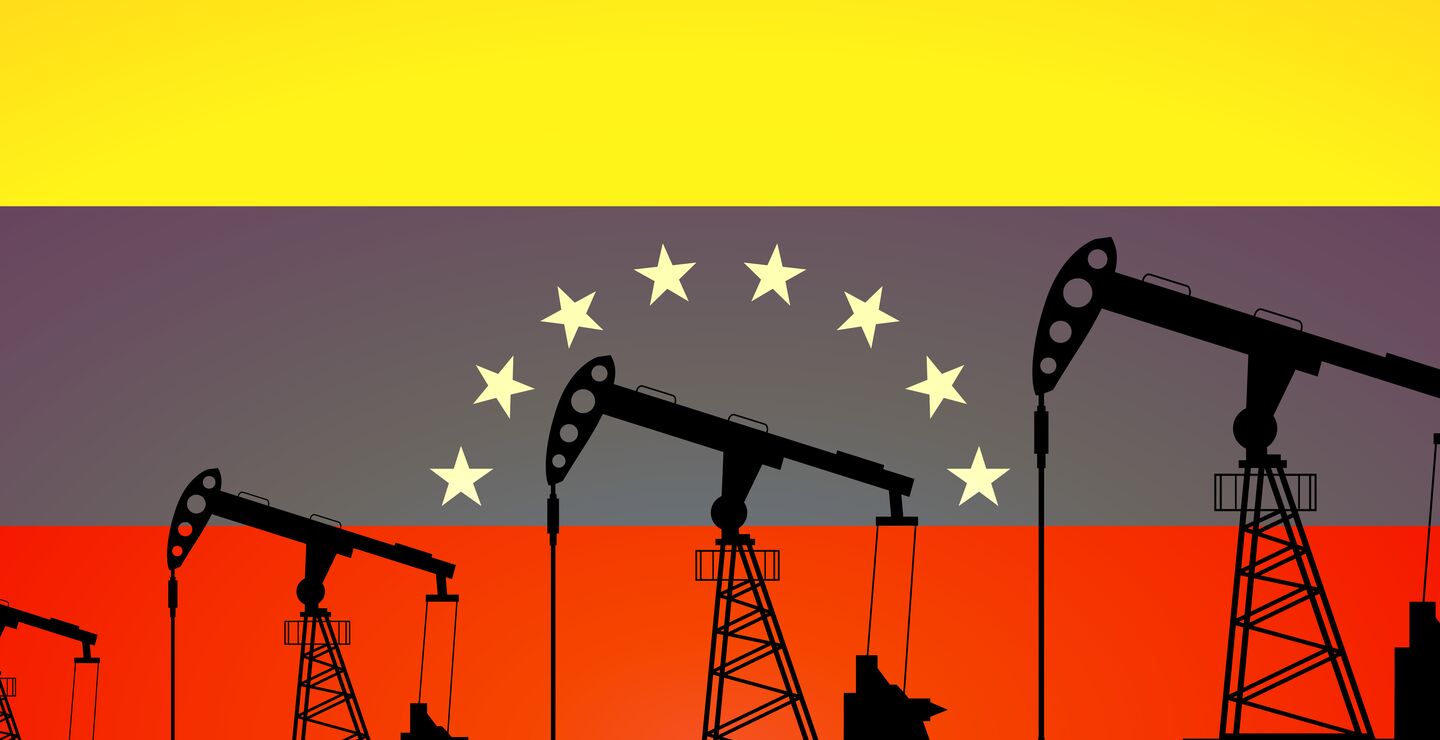 Oljepumper i forgrunnen og Venezuelas flagg i bakgrunnen