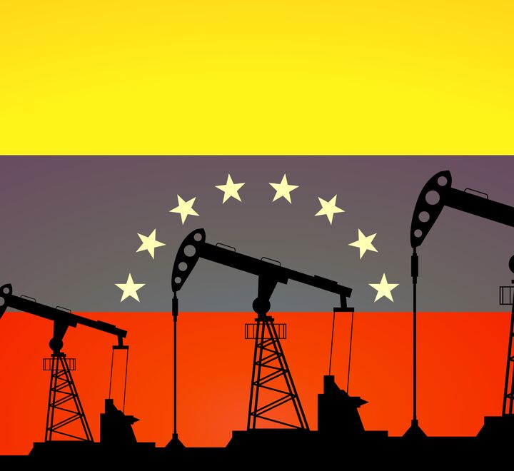 Oljepumper i forgrunnen og Venezuelas flagg i bakgrunnen