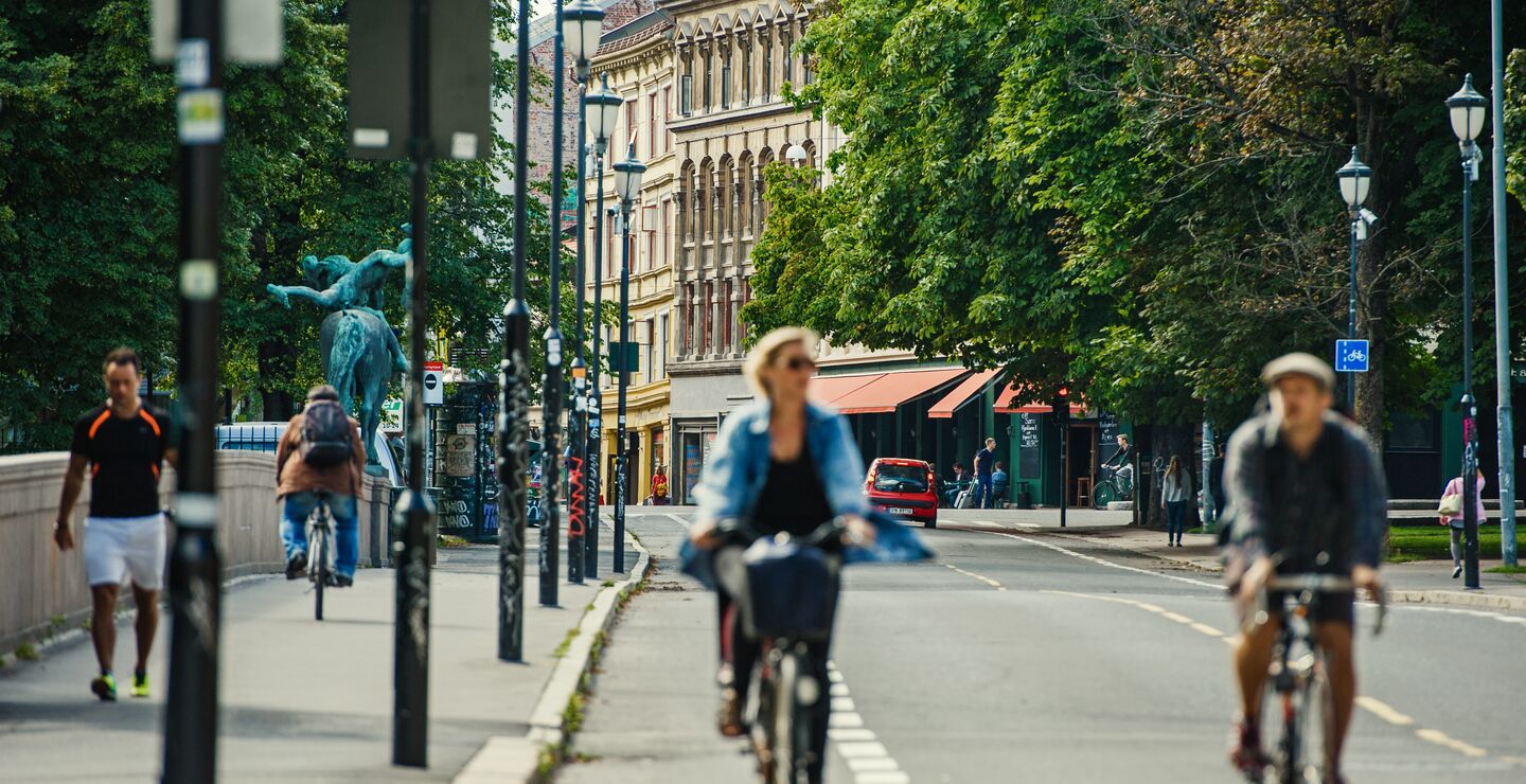 Det blir kamp mellom hjemmekontorattraktivitet og byattraktivitet i fremtiden, mener Erling Røed Larsen. (Illustrasjonsfoto av noen på sykkel i Oslo sentrum. Fotograf: Nicolas Tourrenc).