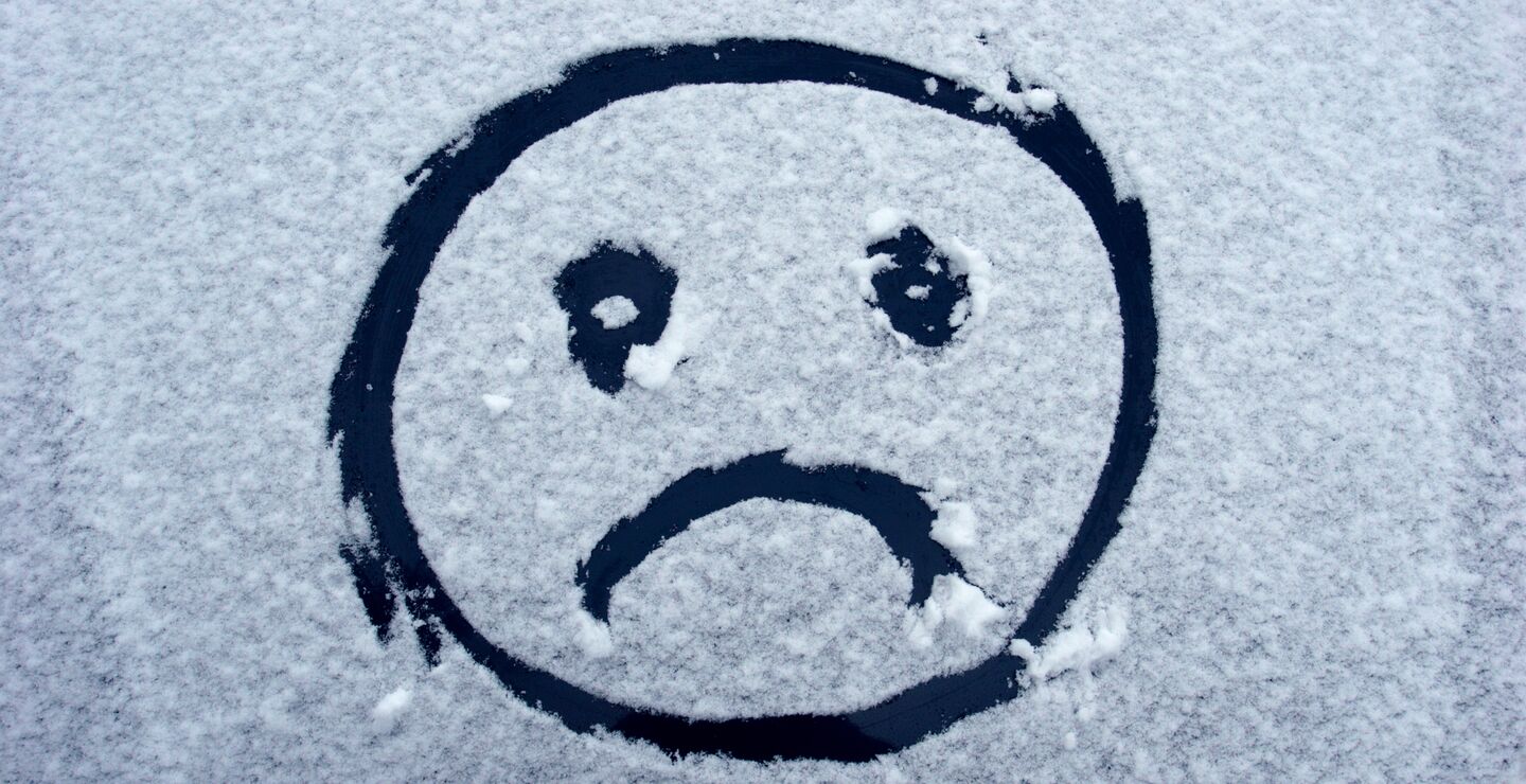 Trist vinteransikt i snøen.