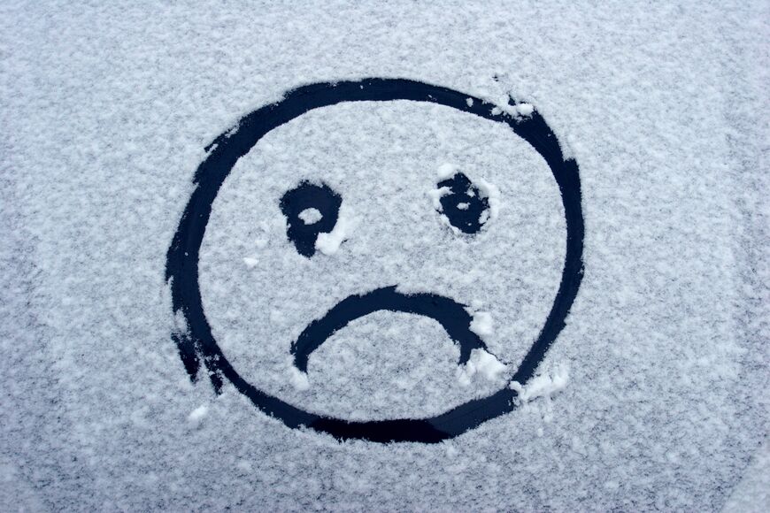 Trist vinteransikt i snøen.
