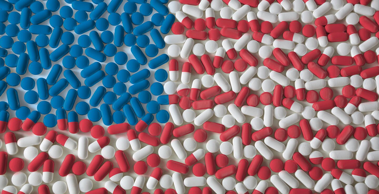 Illustrasjon av piller og tabletter formet som det amerikanske flagget
