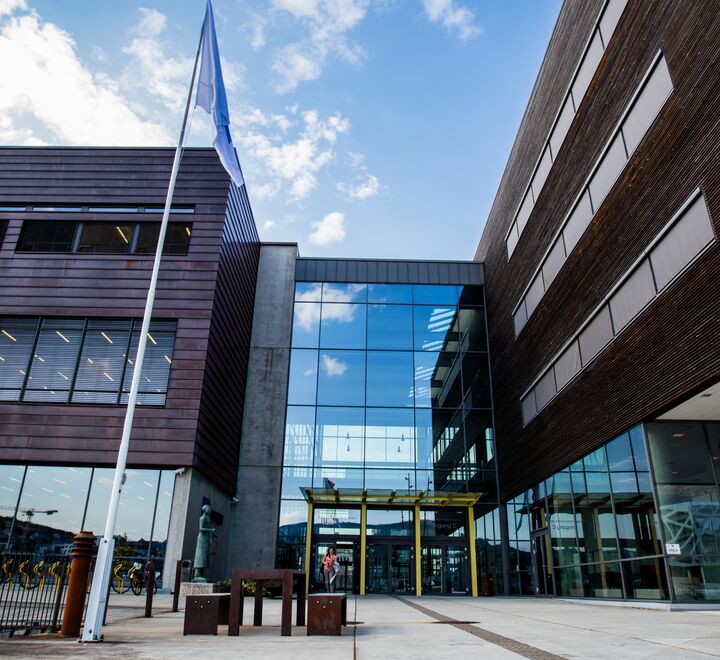 Utenfor campus Bergen. Bilde av bygget.