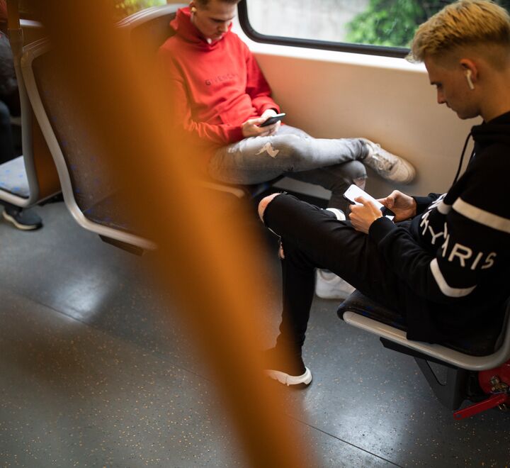Ungdommer med smarttelefoner