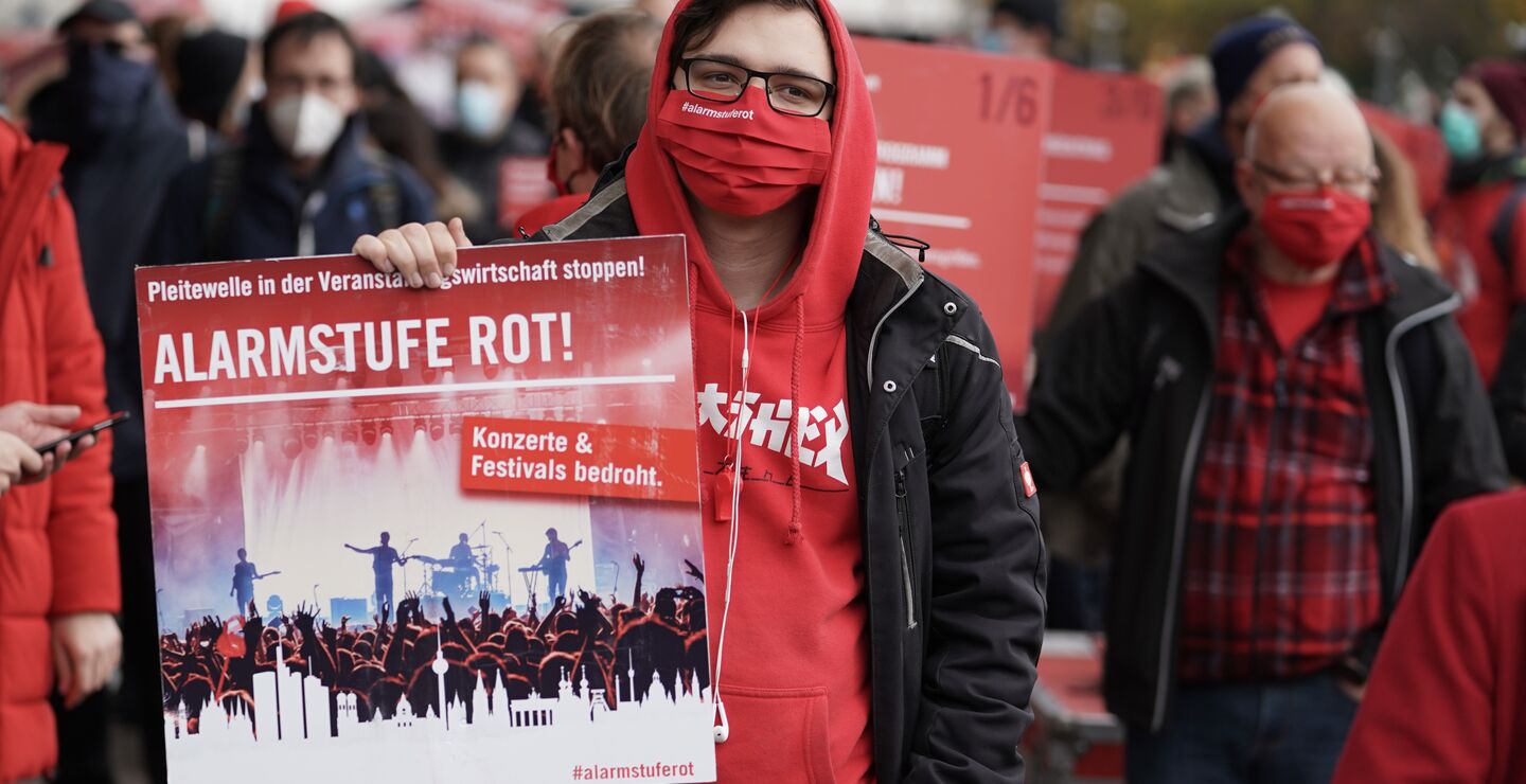 Tvang kan føre til motmakt, som vi ser i demonstrasjoner i blant annet Tyskland, skriver artikkelforfatterne. Bildet viser demonstrasjoner i Berlin 28. oktober 2020. (Foto: Jörg Carstensen, DPA).
