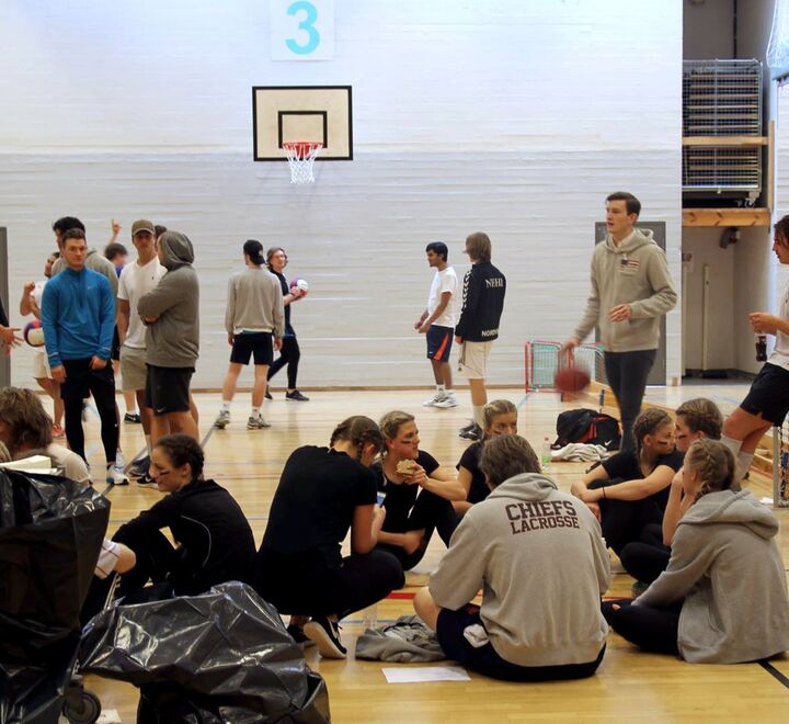 Bilde av personer i en gymsal