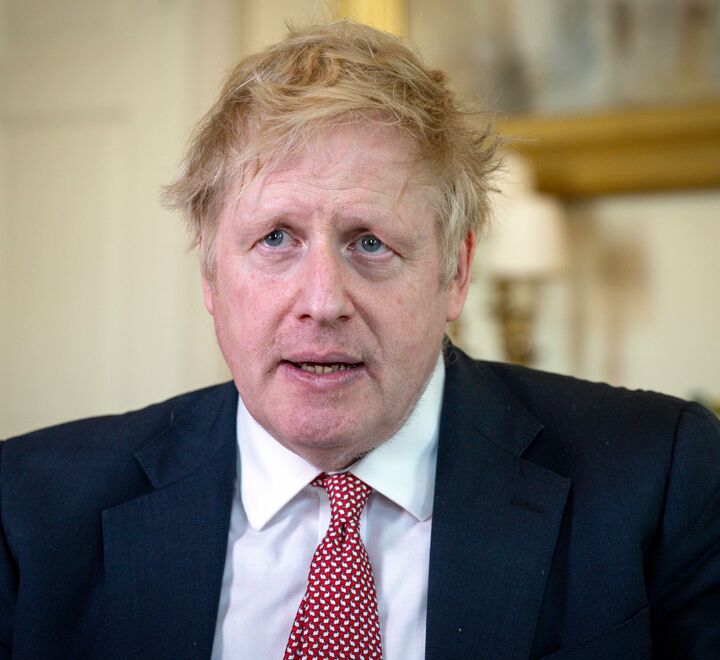 Boris Johnson (bildet) hadde uvørent fortsatt å håndhilse på alle han møtte - helseråd er for sveklinger! Så ble han smittet, slått ned og kom på intensiven. Da han kom ut, blek og bustet, bistått av utenlandske pleiere i det politisk vanskjøttede britiske helsevesen, sa han: «I owe them my life».