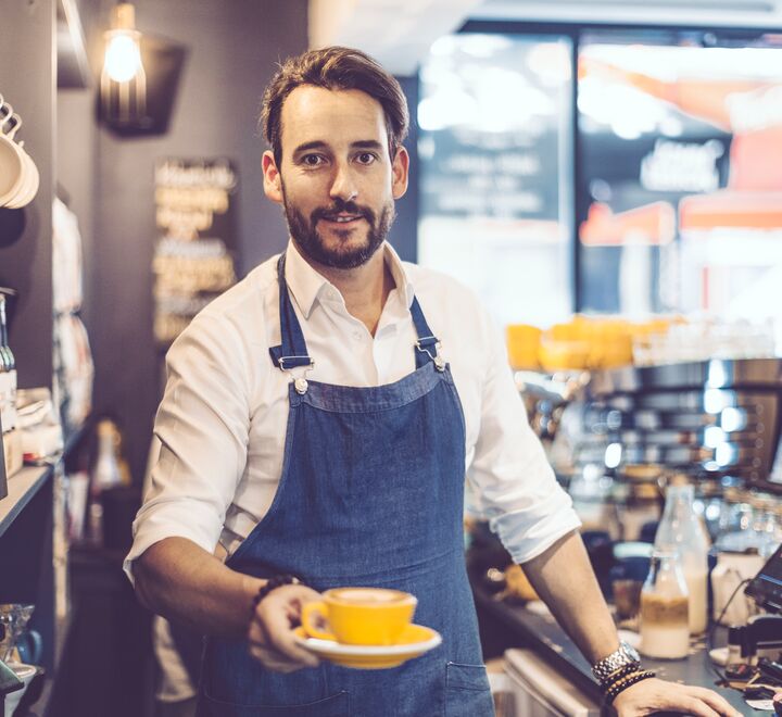 En barista serverer spesialkaffe (bildet), en kaffetype som forskning viser kan smake bedre i visse miljøer og atmosfærer.