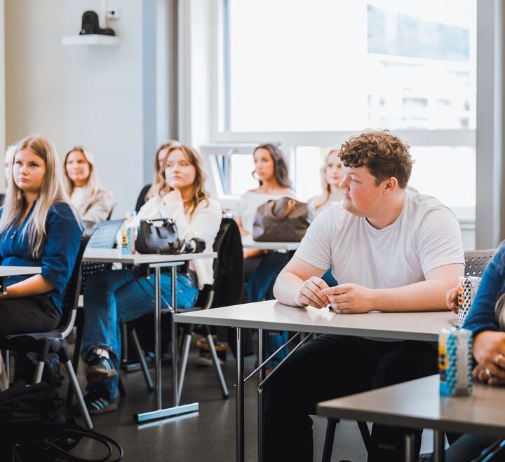 Studenter som sitter i et klasserom på BI