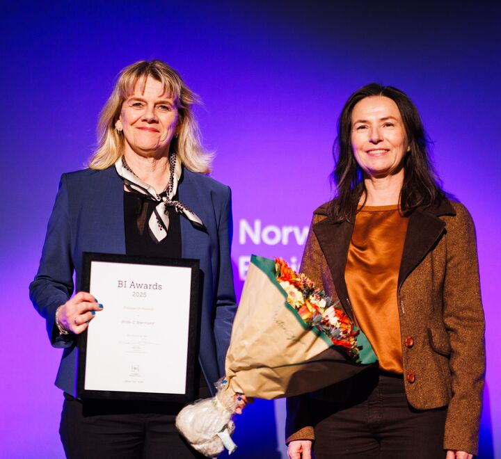 Professor Hilde C. Bjørnland og prorektor Ingunn Myrtveit.