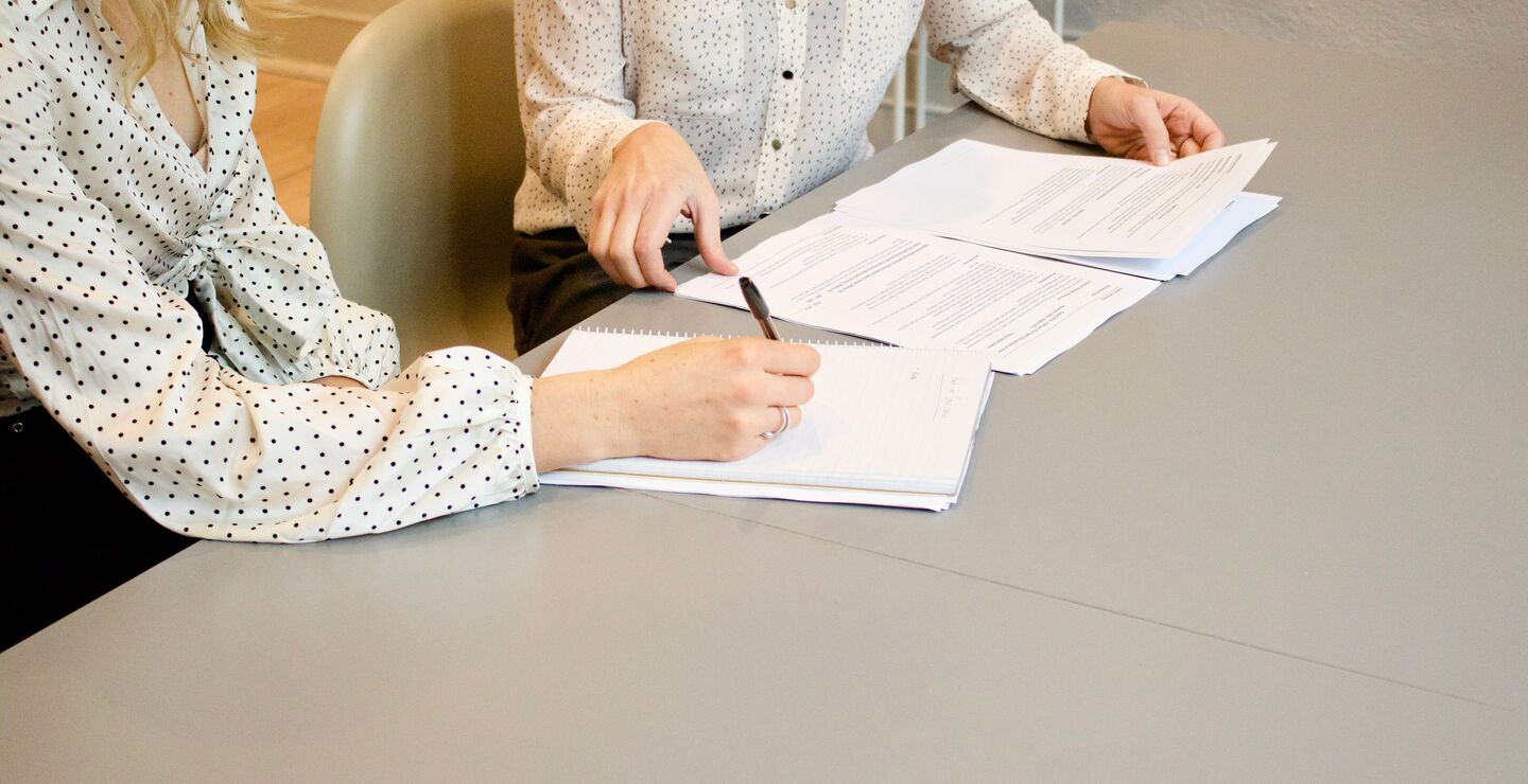 VARSLING: Flere varslere har engasjert seg i arbeidet med å forbedre forholdene for enkeltmenneskene som sier ifra om kritikkverdige forhold på arbeidsplassen, skriver Brita Bjørkelo og Birthe Eriksen i dette bokutdraget fra boken «Varsling i arbeidslivet» (Cappelen Damm Akademisk). Foto: Gabrielle Henderson on Unsplash).