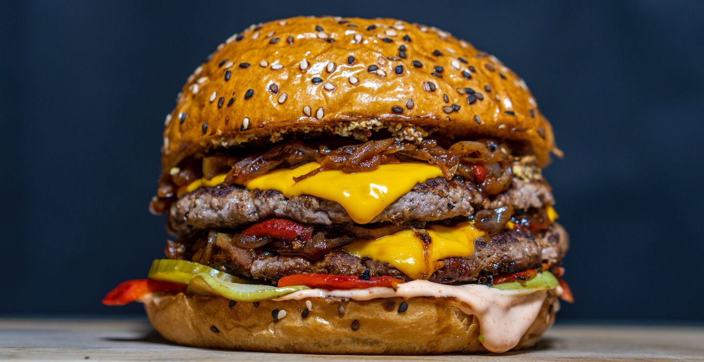 En saftig cheeseburger.