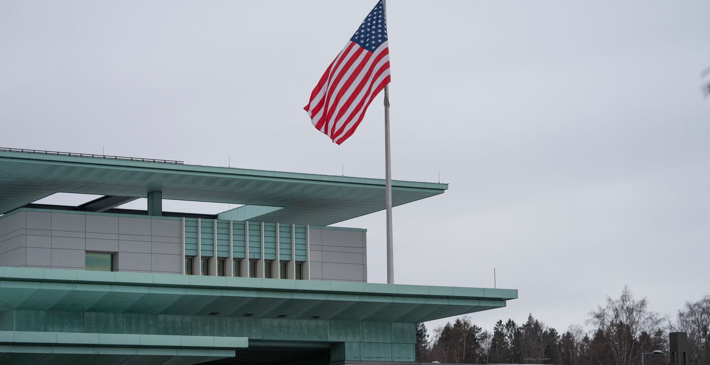 Amerikansk flagg ved USAs ambassade i Oslo