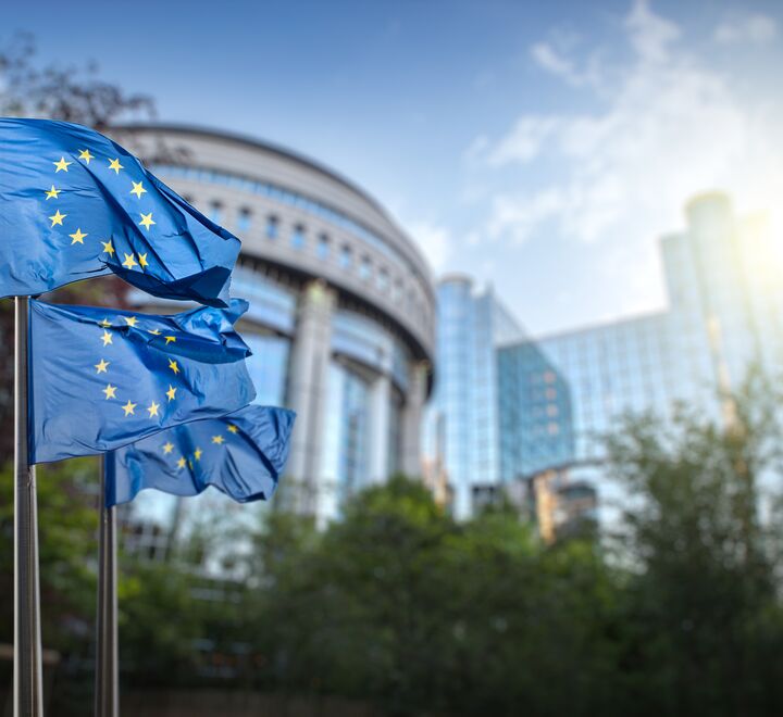 Bør Norge bli med i EUs energiunion? Bildet viser EUs flagg foran bygningen i Brussel.