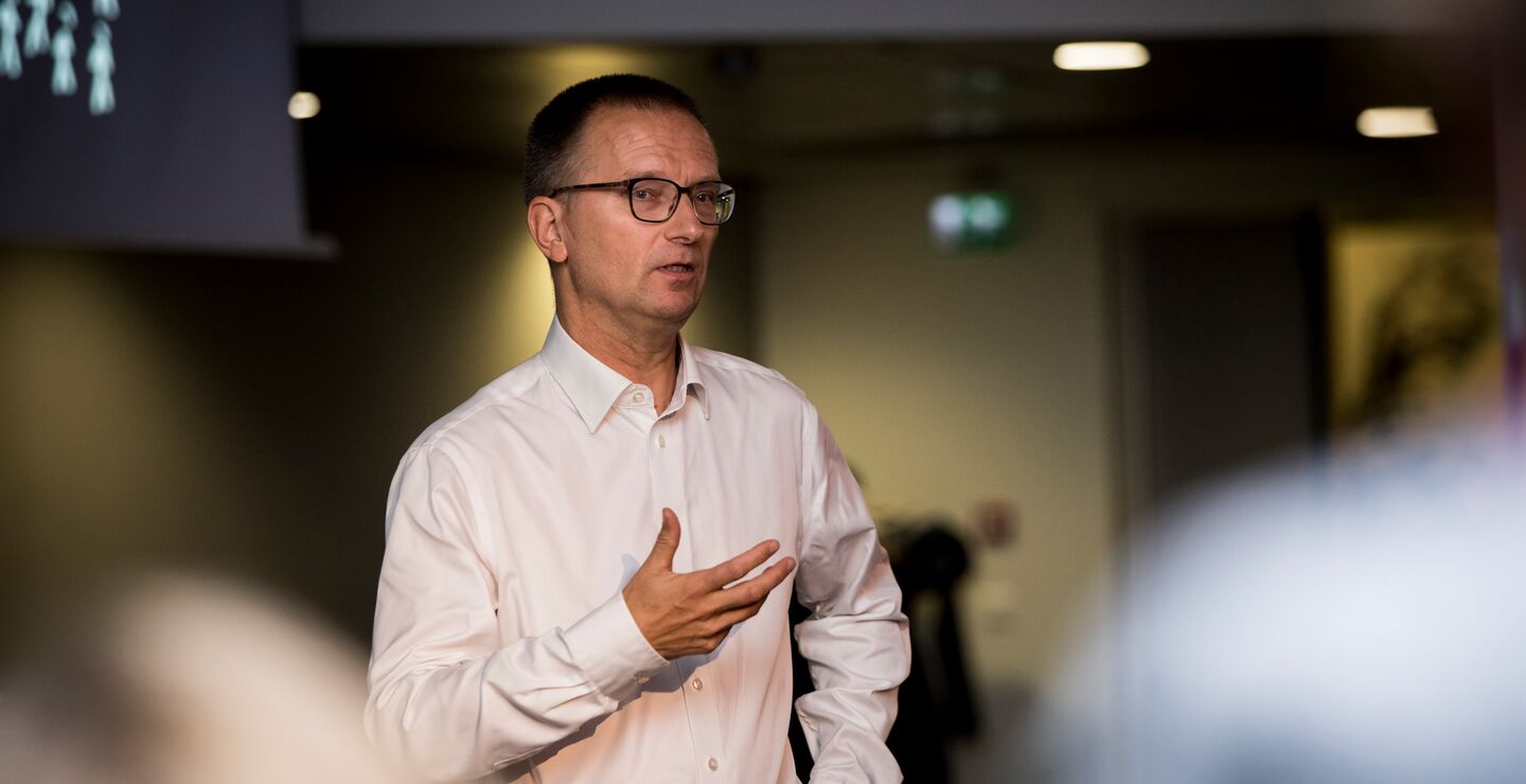 Plutselig stoppet han opp, så på meg og sa «Øyvind. Du er en utro lytter.» (Bildet av Øyvind Kvalnes i en forelesningssituasjon.)