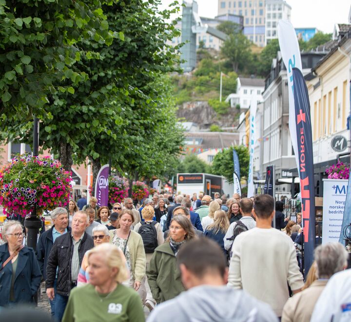 Folk som går langs Arendalsuka 2025