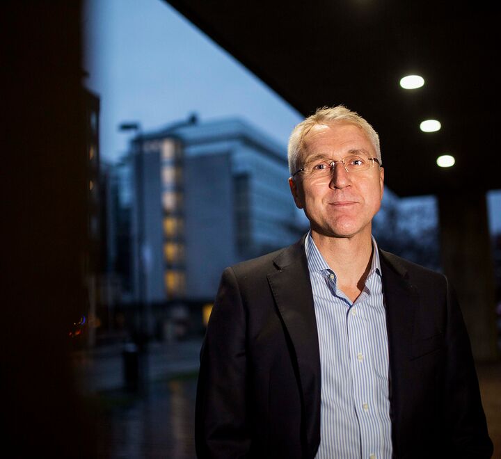 Professor Dag Morten Dalen (bildet) ønsker å finne ut hva som må til for at industrien skal utvikle presisjonsmedisin. 