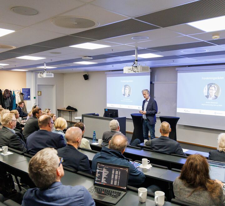 Image of the participants and one of the speakers. Photographed by Adrian Vaagsnes, BI Norwegian Business School.