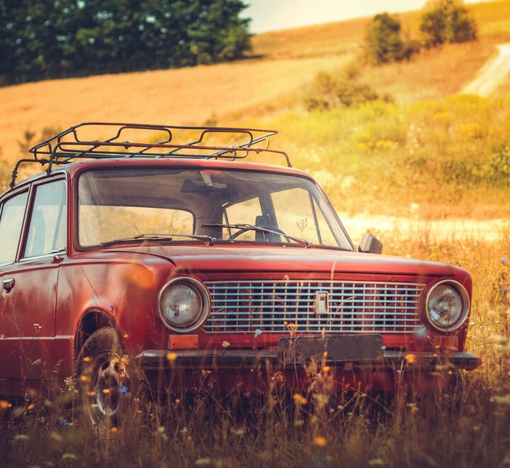 1960-70-tallet var en tid da barn gjerne lå på bilens hattehylle og barneseter knapt nok var oppfunnet. Her en klassisk rød bil fra denne perioden. (Foto: The Nigmatic on Unsplash)